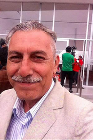 persona sonriendo en el aeropuerto