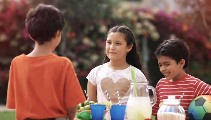 imagen de niÃ±os vendiendo limonada